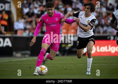 Nacho Vidal de C.A. Osasuna (L) et Bryan Gil de Valencia CF pendant le match de la Liga entre Valencia CF et CA Osasuna au stade Mestalla sur 16 avril 2022. (Photo de Jose Miguel Fernandez/NurPhoto) Banque D'Images