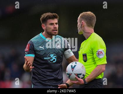 Cleethorpes, Royaume-Uni. 05th novembre 2022. Joe Edwards, milieu de terrain de Plymouth Argyle (8), interjette appel à un officiel lors du match de la coupe Emirates FA First Round à Cleethorpes, Royaume-Uni, le 5th novembre 2022 (photo de Stanley Kasala/News Images) à Cleethorpes, Royaume-Uni, le 11/5/2022. (Photo de Stanley Kasala/News Images/Sipa USA) crédit: SIPA USA/Alay Live News Banque D'Images