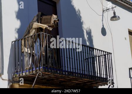 08, 21, 2022 ronda ,malaga, espagne poupée d'un photographe avec un appareil photo ancien sur un balcon prenant des photos Banque D'Images