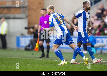 (Substitution)le défenseur Glen Rea (26) de Wigan Athletic sobstitué par l'avant Stephen Humphrys (39) de Wigan Athletic lors du match Sky Bet League 1 entre Wigan Athletic et Cambridge United au stade DW, Wigan, le samedi 16th avril 2022. (Photo de Mike Morese/MI News/NurPhoto) Banque D'Images