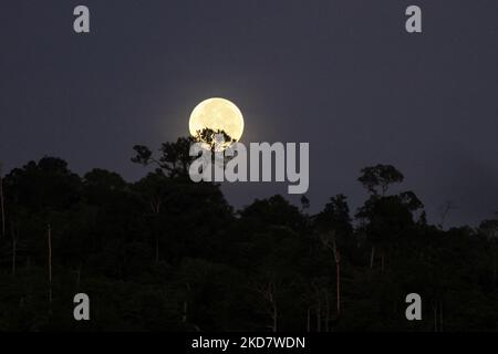 La vue de la superlune vue au lever du soleil, également connue sous le nom de lune rose super, est vue dans le ciel au-dessus de la région du Mont Salak, au nord d'Aceh, sur 17 avril 2022, dans la province d'Aceh, Indonésie. (Photo de Fachrul Reza/NurPhoto) Banque D'Images