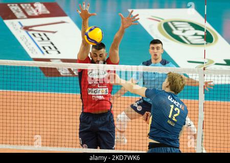 Bloc de Giulio Sabbi - Prisma Volley Taranto pendant le Volleyball Italien série A Men SuperLeague Playoff 5th place - Verona Volley vs Gioiella Prisma Taranto sur 17 avril 2022 au Forum AGSM à Vérone, Italie (photo de Roberto Tommasini/LiveMedia/NurPhoto) Banque D'Images