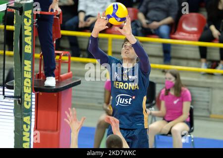 Set de Luca Spirito - Verona Volley pendant le Volleyball Italien Serie A Men SuperLeague Playoff 5th place - Verona Volley vs Gioiella Prisma Taranto sur 17 avril 2022 au Forum AGSM de Vérone, Italie (photo par Roberto Tommasini/LiveMedia/NurPhoto) Banque D'Images