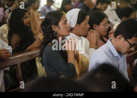 Les dévotés chrétiens prient à Pâques dans une église de Guwahati, Assam, Inde, le dimanche 17 avril 2022. (Photo de David Talukdar/NurPhoto) Banque D'Images