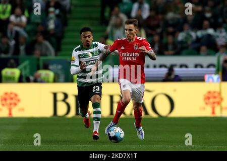 Alejandro Grimaldo de SL Benfica (R ) vies avec Marcus Edwards de Sporting CP pendant le match de football de la Ligue portugaise entre Sporting CP et SL Benfica au stade José Alvalade à Lisbonne, Portugal sur 17 avril 2022. (Photo par Pedro Fiúza/NurPhoto) Banque D'Images