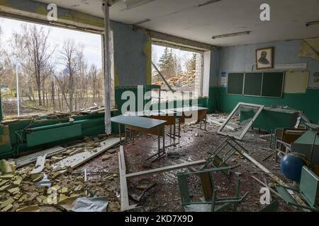 Une salle de classe détruite à l'intérieur d'une école endommagée par des bombardements de l'armée russe dans le village de Kukhari, Ukraine, zone de Kiev, Ukraine, 16 avril, 2022 (photo de Maxym Marusenko/NurPhoto) Banque D'Images