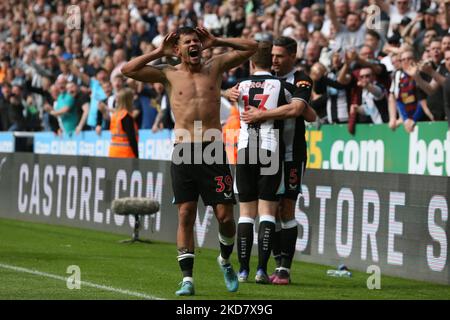 17th AVRIL Bruno Guimaraes, de Newcastle United, célèbre après avoir inscrit son deuxième but et gagné un temps supplémentaire lors du match de la Premier League entre Newcastle United et Leicester City à St. James's Park, Newcastle, le dimanche 17th avril 2022. (Photo de Mark Fletcher/MI News/NurPhoto) Banque D'Images