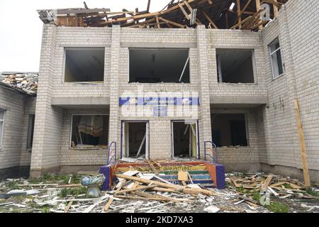 Entrée à l'école endommagée par des bombardements de l'armée russe dans le village de Kukhari, Ukraine, zone de Kiev, Ukraine, 16 avril, 2022 (photo de Maxym Marusenko/NurPhoto) Banque D'Images