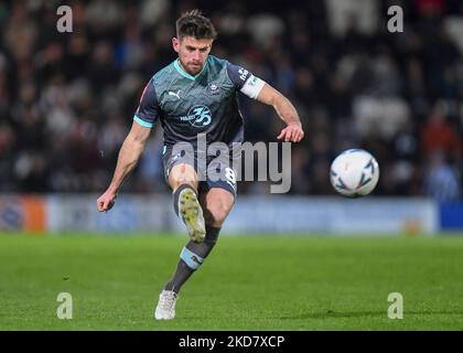 Cleethorpes, Royaume-Uni. 05th novembre 2022. Le milieu de terrain de Plymouth Argyle Joe Edwards (8) traverse le ballon lors de la coupe Emirates FA First Round Match Grimsby Town vs Plymouth Argyle à Blundell Park, Cleethorpes, Royaume-Uni, 5th novembre 2022 (photo de Stanley Kasala/News Images) à Cleethorpes, Royaume-Uni, le 11/5/2022. (Photo de Stanley Kasala/News Images/Sipa USA) crédit: SIPA USA/Alay Live News Banque D'Images