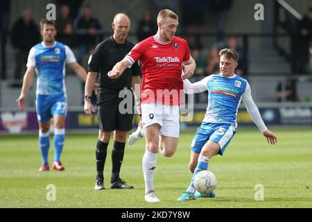 SALFORD, ROYAUME-UNI. AVR 18th Jordan Turnbull de Salford City est attaqué par Robbie Gotts de Barrow lors du match Sky Bet League 2 entre Salford City et Barrow à Moor Lane, Salford, le lundi 18th avril 2022. (Photo par Michael Driver/MI News/NurPhoto) Banque D'Images