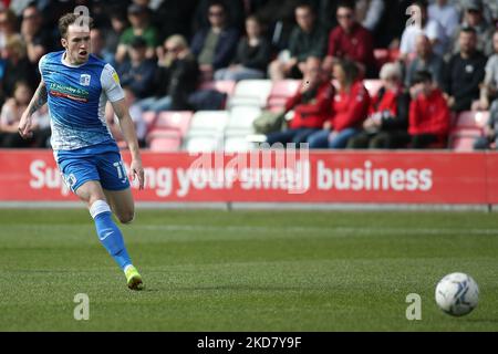 SALFORD, ROYAUME-UNI. AVR 18th Josh Kay de Barrow tire à but pendant le match Sky Bet League 2 entre Salford City et Barrow à Moor Lane, Salford, le lundi 18th avril 2022. (Photo par Michael Driver/MI News/NurPhoto) Banque D'Images