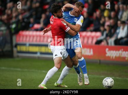 SALFORD, ROYAUME-UNI. AVR 18th George Williams de Barrow est contesté par Jason Lowe de Salford City lors du match Sky Bet League 2 entre Salford City et Barrow à Moor Lane, Salford, le lundi 18th avril 2022. (Photo par Michael Driver/MI News/NurPhoto) Banque D'Images