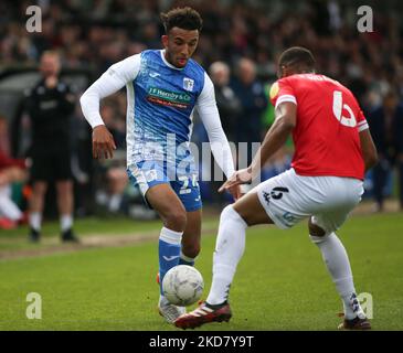 SALFORD, ROYAUME-UNI. AVRIL 18th le Remeao Hutton de Barrow prend la Corrie Ndaba de Salford City lors du match de la Sky Bet League 2 entre Salford City et Barrow à Moor Lane, Salford, le lundi 18th avril 2022. (Photo par Michael Driver/MI News/NurPhoto) Banque D'Images