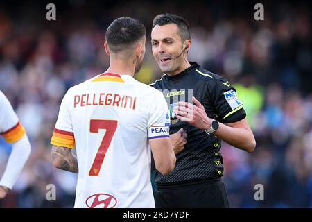 L'arbitre Marco Di Bello s'entretient avec Lorenzo Pellegrini d'AS Roma lors de la série Un match entre SSC Napoli et AS Roma au Stadio Diego Armando Maradona, Naples, Italie, le 18 avril 2022. (Photo de Giuseppe Maffia/NurPhoto) Banque D'Images