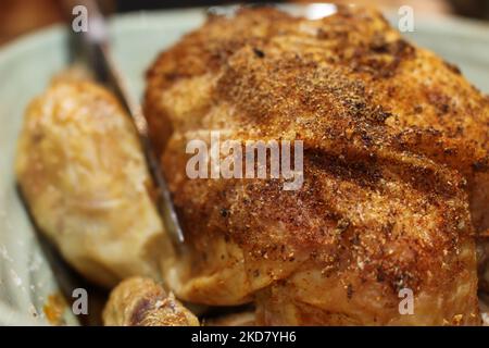 Poulet rôti complet cuisiné et assaisonné dans un plateau. Gros plan de poulet maison délicieusement cuit et sain. Cuisine saine, concept de vacances Banque D'Images