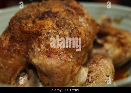 Poulet rôti complet cuisiné et assaisonné fait maison dans un plateau Macro gros plan de poulet maison délicieusement cuit, sain. Concept de cuisine saine, Banque D'Images