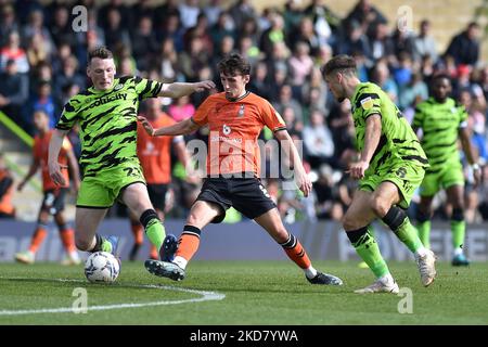 Callum Whelan, de Oldham Athletic, s'en trouve aux défenses de Harvey Bunker of Forest Green Rovers, lors du match de Sky Bet League 2 entre Forest Green Rovers et Oldham Athletic, à New Lawn, Nailsworth, le lundi 18th avril 2022. (Photo de ddie Garvey/MI News/NurPhoto) Banque D'Images