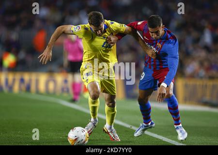 19 Ferran Torres du FC Barcelone défendu par 36 Raul Parra de Cadix CF lors du match de la Liga entre le FC Barcelone et Cadix CF au stade Camp Nou sur 18 avril 2022 à Barcelone, Espagne. (Photo par Xavier Bonilla/NurPhoto) Banque D'Images