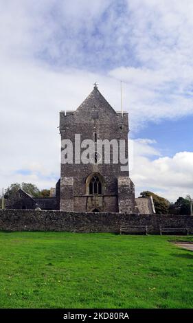 L'importante église du 12th siècle de St Jean-Baptiste, Newton, Porthcawl, pays de Galles du Sud vues de Porthcawl. Octobre 2022. Automne... Banque D'Images