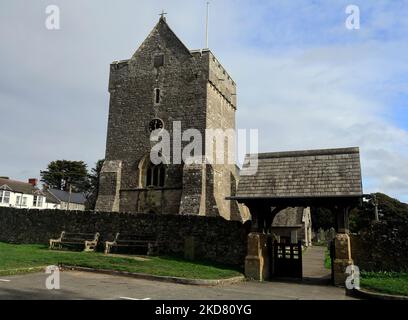 L'importante église du 12th siècle de St Jean-Baptiste, Newton, Porthcawl, pays de Galles du Sud vues de Porthcawl. Octobre 2022. Automne... Banque D'Images