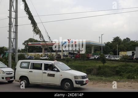 Les conducteurs attendent longtemps pour acheter du carburant à l'extérieur d'une station-service à Yangon, au Myanmar, sur 19 avril 2022. (Photo de Myat Thu Kyaw/NurPhoto) Banque D'Images