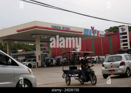 Les conducteurs attendent longtemps pour acheter du carburant à l'extérieur d'une station-service à Yangon, au Myanmar, sur 19 avril 2022. (Photo de Myat Thu Kyaw/NurPhoto) Banque D'Images