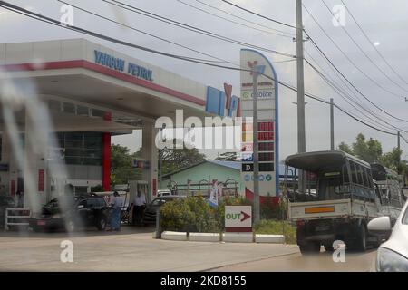 Les conducteurs attendent longtemps pour acheter du carburant à l'extérieur d'une station-service à Yangon, au Myanmar, sur 19 avril 2022. (Photo de Myat Thu Kyaw/NurPhoto) Banque D'Images