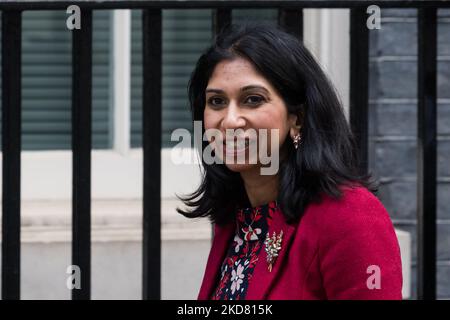 LONDRES, ROYAUME-UNI - le 19 AVRIL 2022 : le procureur général Suella Braverman arrive à Downing Street pour assister à la réunion hebdomadaire du Cabinet sur 19 avril 2022 à Londres, en Angleterre. Aujourd'hui marque le 1000th jour de mandat de Boris Johnson en tant que Premier ministre britannique. (Photo de Wiktor Szymanowicz/NurPhoto) Banque D'Images