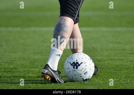 Un tatouage représentant Tommy Shelby (de la série Peaky Blinders) joué par Cillian Murphy sur la jambe de Lorenzo Cristantin de l'US Alessandria Calcio lors du match de football de la série B entre AS Cittadella et US Alessandria, au Stadio Piercesare Tombolato, le 18 avril 2022, à Cittadella, en Italie (Photo par Alberto Gandolfo/NurPhoto) Banque D'Images