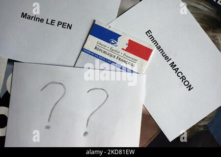 De nombreux électeurs français sont indécis pour leur vote le dimanche 24th avril entre Emmanuel Macron (président actuel - à droite) et Marine le Pen (à l'extrême droite) pour le tour 2nd de l'élection présidentielle française. Les électeurs de gauche hésitent entre Macron, l'abstention et un vote en blanc. Certains électeurs de droite ne savent pas non plus pour qui ils voteront s'ils ne votent pas en blanc ou s'ils sont des abstentionnistes. Pour l'instant, Macron est le favori pour remporter cette élection pour un mandat de 2nd si les sondeurs ont raison. Marine le Pen est près de 48 %. Toulouse. France. 19 avril 2022. (Photo d'Alain Pitton/NurPhoto) Banque D'Images