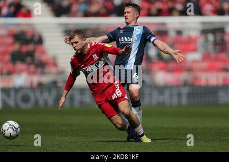 Jonathan Hogg, de la ville de Huddersfield, en action avec Riley McGree de Middlesbrough lors du match de championnat Sky Bet entre Middlesbrough et Huddersfield Town au stade Riverside, à Middlesbrough, le lundi 18th avril 2022. (Photo de Mark Fletcher/MI News/NurPhoto) Banque D'Images