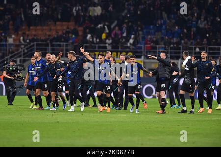 Les joueurs d’Inter célèbrent la victoire à la fin du match demi-finale de la deuxième étape de la Coppa Italia entre le FC Internazionale et l’AC Milan au Stadio Giuseppe Meazza le 19 avril 2022 à Milan, Italie (photo de Michele Maraviglia/NurPhoto) Banque D'Images