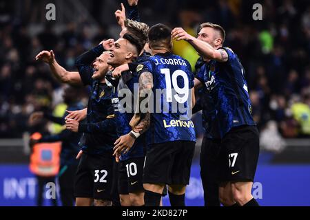 Les joueurs d’Inter célèbrent la victoire à la fin du match demi-finale de la deuxième étape de la Coppa Italia entre le FC Internazionale et l’AC Milan au Stadio Giuseppe Meazza le 19 avril 2022 à Milan, Italie (photo de Michele Maraviglia/NurPhoto) Banque D'Images