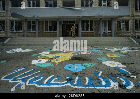 Les peintures dans le sol de l'entrée d'une école détruite disent "bonne chance" après les bombardements russes pendant les combats entre les armées ukrainiennes et russes sur la ligne de front de Mykolaiv, Ukraine. (Photo de Celestino Arce/NurPhoto) Banque D'Images