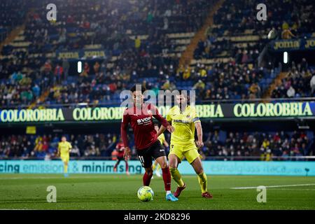 Helder Costa (L) de Valence CF concurrence pour le ballon avec Raul Albiol de Villarreal CF pendant le match de la Liga Santander entre Villarreal CF et Valencia CF à l'Estadio de la Ceramica, 19 avril 2022, Villarreal, Espagne. (Photo de David Aliaga/NurPhoto) Banque D'Images