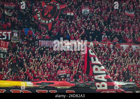 Les supporters de Milan lors du match mi-finale de la deuxième jambe entre le FC Internazionale et l’AC Milan au Stadio Giuseppe Meazza le 19 avril 2022 à Milan, Italie (photo de Michele Maraviglia/NurPhoto) Banque D'Images