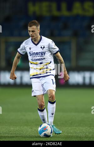 Ivan Ilic (Hellas Verona FC) en action pendant le football italien série A match Atalanta BC contre Hellas Verona FC sur 18 avril 2022 au stade Gewiss de Bergame, Italie (photo de Francesco Scaccianoce/LiveMedia/NurPhoto) Banque D'Images