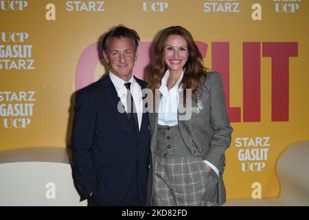 NEW YORK, NEW YORK - AVRIL 18 : Sean Penn et Julia Roberts assistent à la première « Gaslit » de New York au Metropolitan Museum of Art on 18 avril 2022 à New York. (Photo de John Nacion/NurPhoto) Banque D'Images