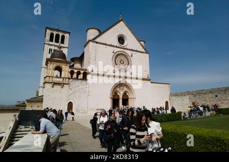 Personnes visitant la basilique haute de l'église San Francesco à Assise (Pérouse), Italie sur 15 avril 2022. Chaque année, environ 1 millions de touristes arrivent à Assise pour visiter ses églises et son centre historique médiéval. (Photo par Lorenzo Di Cola/NurPhoto) Banque D'Images