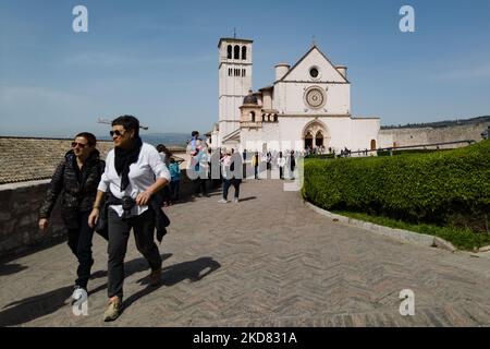 Personnes visitant la basilique haute de l'église San Francesco à Assise (Pérouse), Italie sur 15 avril 2022. Chaque année, environ 1 millions de touristes arrivent à Assise pour visiter ses églises et son centre historique médiéval. (Photo par Lorenzo Di Cola/NurPhoto) Banque D'Images