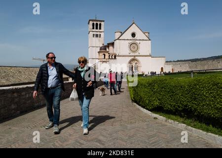 Personnes visitant la basilique haute de l'église San Francesco à Assise (Pérouse), Italie sur 15 avril 2022. Chaque année, environ 1 millions de touristes arrivent à Assise pour visiter ses églises et son centre historique médiéval. (Photo par Lorenzo Di Cola/NurPhoto) Banque D'Images