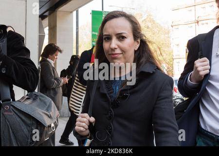 LONDRES, ROYAUME-UNI - 20 AVRIL 2022 : Stella Assange, l'épouse de Julian Assange, arrive au tribunal des magistrats de Westminster où un juge de district délivrera l'ordonnance d'extradition de Julian Assange aux États-Unis et l'enverra pour approbation au ministre de l'intérieur, Priti Patel, à propos de 20 avril 2022, à Londres, en Angleterre. Julian Assange, le fondateur de WikiLeaks, a été inculpé de 17 chefs d'accusation en vertu de la loi américaine sur l'espionnage de 1917 pour avoir sollicité, recueilli et publié des documents militaires américains secrets et est condamné à une peine de 175 ans de prison s'il est extradé et reconnu coupable. (Photo de Wiktor Szymanowicz/NurPhoto) Banque D'Images