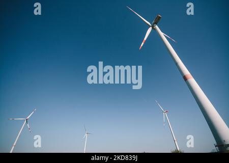 Les éoliennes tournent à la mine de surface Garzweiler exploitée par RWE AG à Grevenbroich, en Allemagne, sur 20 avril 2022 (photo de Ying Tang/NurPhoto) Banque D'Images