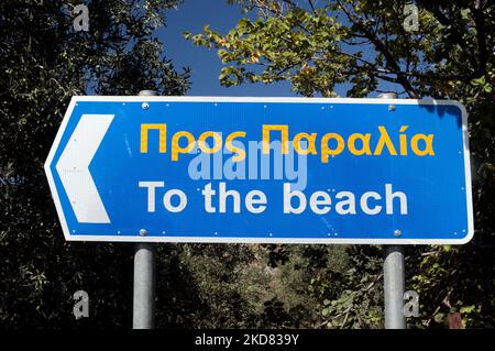 Signalisation routière bleue et blanche. .Pros paralia / à la plage . Bilingue. Vues de Lesbos. Signes. Banque D'Images