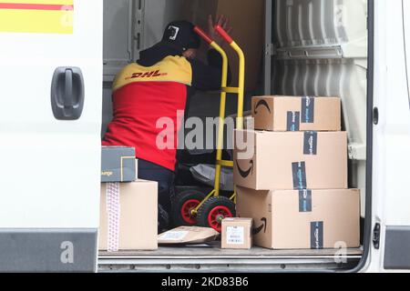 Les boîtes de courrier DHL et Amazon sont visibles à l'intérieur d'un camion de livraison à Cracovie, en Pologne, sur 20 avril 2022. (Photo d'illustration par Jakub Porzycki/NurPhoto) Banque D'Images