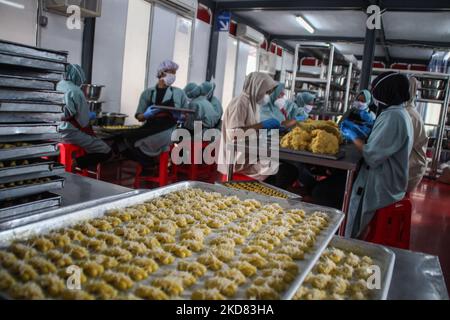 Les employés préparent des biscuits en vue de la fête de l'Eid al Fitr à 21 avril 2022, à l'usine de gâteaux J&C cookies, Bandung Regency, West Java, Indonésie. En avance sur Eid al-Fitr 1443 H, la production de pâtisseries chez J&C a augmenté de 20 % par rapport à l'année dernière ou peut produire 400 à 500 douzaines de gâteaux par jour depuis janvier 2022. (Photo par Algi Febri Sugita/NurPhoto) Banque D'Images