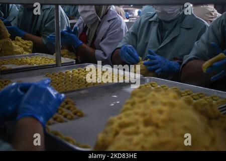 Les employés préparent des biscuits en vue de la fête de l'Eid al Fitr à 21 avril 2022, à l'usine de gâteaux J&C cookies, Bandung Regency, West Java, Indonésie. En avance sur Eid al-Fitr 1443 H, la production de pâtisseries chez J&C a augmenté de 20 % par rapport à l'année dernière ou peut produire 400 à 500 douzaines de gâteaux par jour depuis janvier 2022. (Photo par Algi Febri Sugita/NurPhoto) Banque D'Images