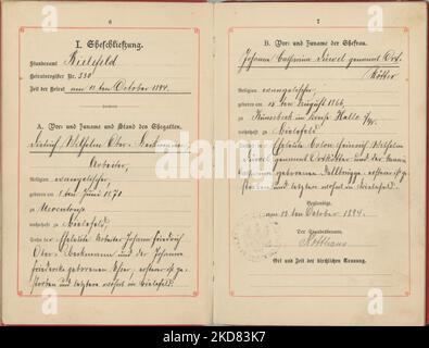 Itterbeck, Allemagne - novembre 3 2022 le contenu d'un registre de la famille allemande du 1894. Émis le jour du mariage, ces livrets sont l'un des m Banque D'Images