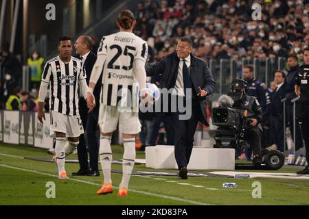 Marco Landucci assistant entraîneur de Juventus FC parle alors que Massimiliano Allegri, Alex Sandro, Adrien Rabiot lors du match semi final 2nd jambe de Coppa Italia entre Juventus FC et ACF Fiorentina au stade Allianz de 20 avril 2022 à Turin, Italie. (Photo par Alberto Gandolfo/NurPhoto) Banque D'Images