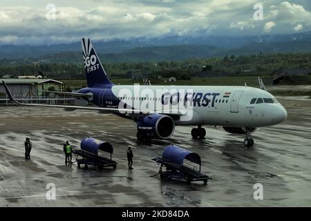Personnel au sol près d'un Go d'abord connu sous le nom de GoAir vol commercial à un aéroport de Srinagar Jammu-et-Cachemire Inde le 21 avril 2022 (photo de Nasir Kachroo/NurPhoto) Banque D'Images